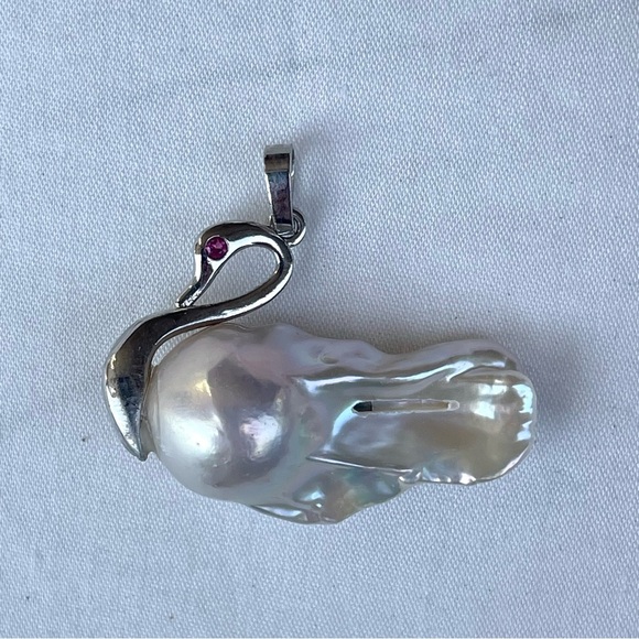 Elegant Silver and Pearl Swan Pendant - Picture 1 of 3
